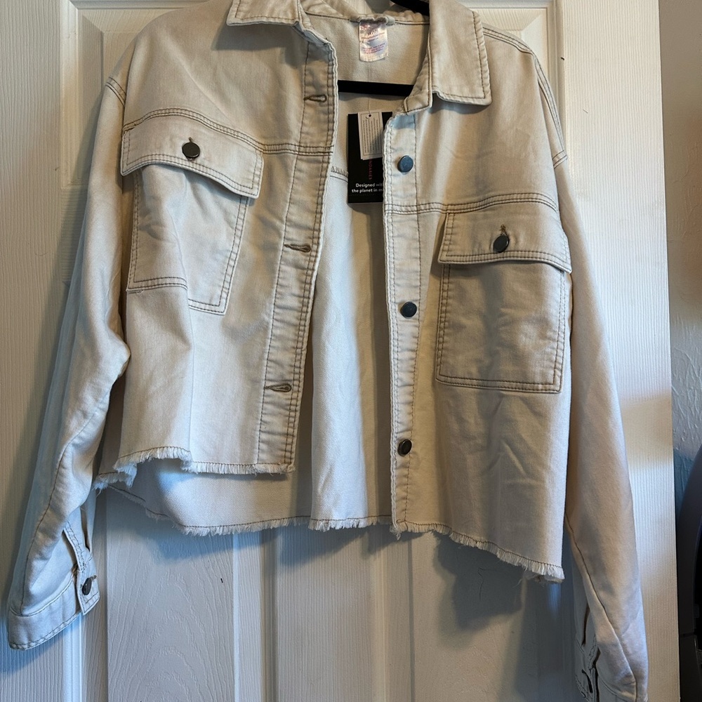 No Boundaries Cream Jacket Cropped Design‎